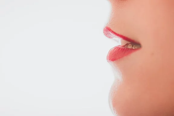 Ein Frauengeseicht welches zur linken Seite schaut.