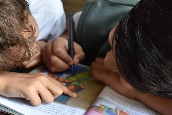 Logopädische Übung mit zwei Kindern.